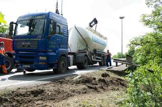 Lkw durchbrach auf A7 Leitschiene 20140508-6091.jpg