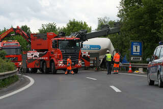 Lkw durchbrach auf A7 Leitschiene 20140508-8495.jpg