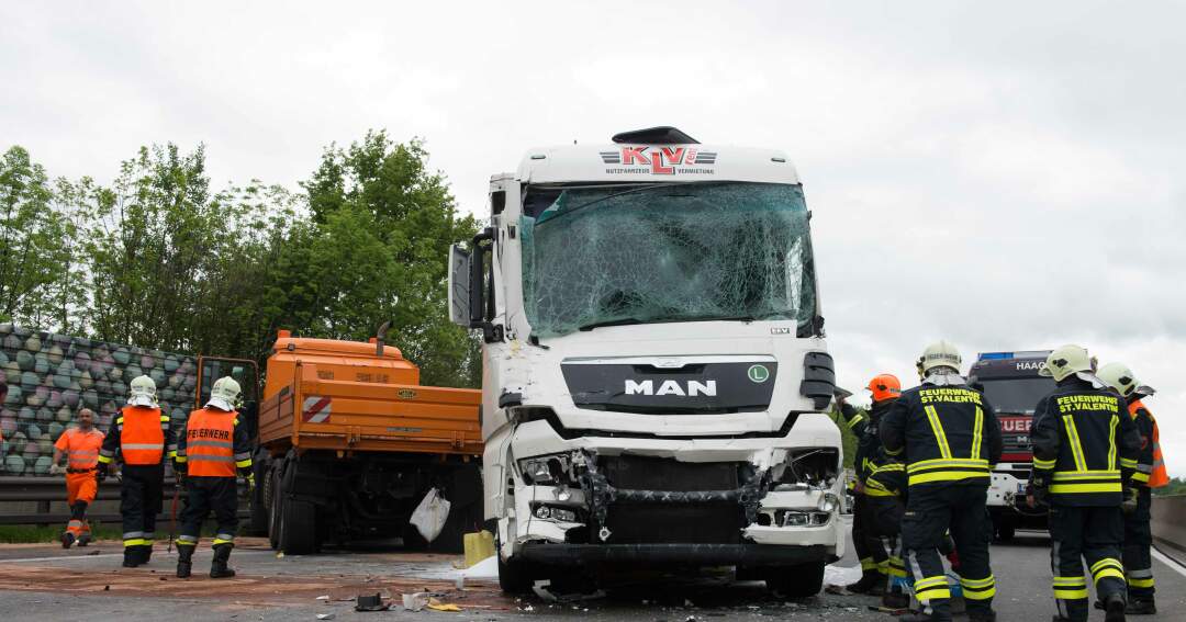 Titelbild: Stau nach schwerem Lkw-Unfall auf A1 bei Stadt Haag
