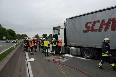 Stau nach schwerem Lkw-Unfall auf A1 bei Stadt Haag 20140509-6104.jpg