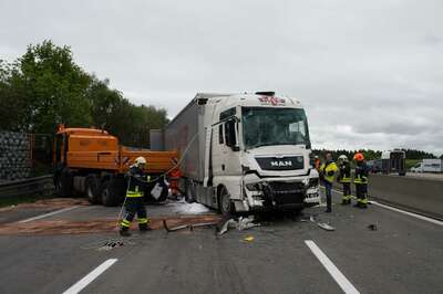 Stau nach schwerem Lkw-Unfall auf A1 bei Stadt Haag 20140509-6105.jpg