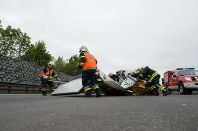 Stau nach schwerem Lkw-Unfall auf A1 bei Stadt Haag 20140509-6112.jpg