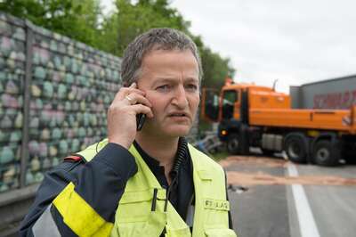 Stau nach schwerem Lkw-Unfall auf A1 bei Stadt Haag 20140509-6115.jpg