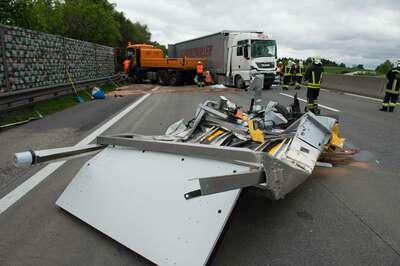 Stau nach schwerem Lkw-Unfall auf A1 bei Stadt Haag 20140509-6116.jpg