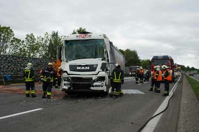Stau nach schwerem Lkw-Unfall auf A1 bei Stadt Haag 20140509-6118.jpg
