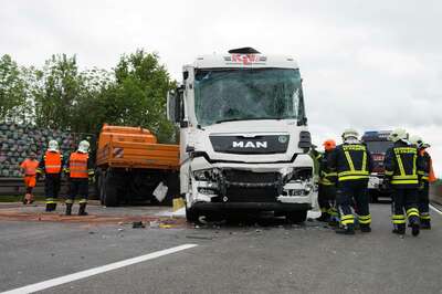 Stau nach schwerem Lkw-Unfall auf A1 bei Stadt Haag 20140509-6120.jpg