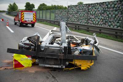 Stau nach schwerem Lkw-Unfall auf A1 bei Stadt Haag 20140509-6122.jpg