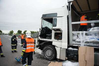 Stau nach schwerem Lkw-Unfall auf A1 bei Stadt Haag 20140509-6125.jpg