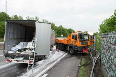 Stau nach schwerem Lkw-Unfall auf A1 bei Stadt Haag 20140509-6128.jpg
