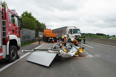Stau nach schwerem Lkw-Unfall auf A1 bei Stadt Haag 20140509-6130.jpg