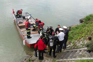 Auto stürzte bei Aschach an der Donau in die Donau - Sucheinsatz 20140605-7928.jpg
