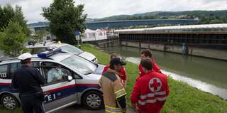 Auto stürzte bei Aschach an der Donau in die Donau - Sucheinsatz 20140605-7936.jpg