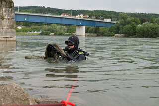 Auto stürzte bei Aschach an der Donau in die Donau - Sucheinsatz 20140605-7954.jpg