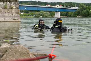 Auto stürzte bei Aschach an der Donau in die Donau - Sucheinsatz 20140605-7956.jpg