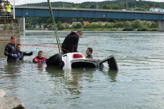 Auto stürzte bei Aschach an der Donau in die Donau - Sucheinsatz 20140605-7970.jpg
