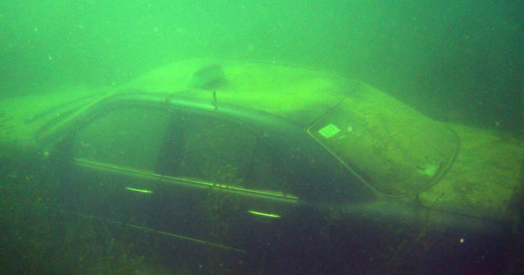 Titelbild: Hobbytaucher entdeckten versenktes Taxi im Pichlinger See