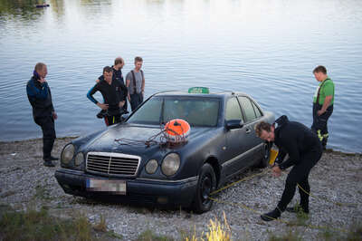 Hobbytaucher entdeckten versenktes Taxi im Pichlinger See 20140609-8585.jpg