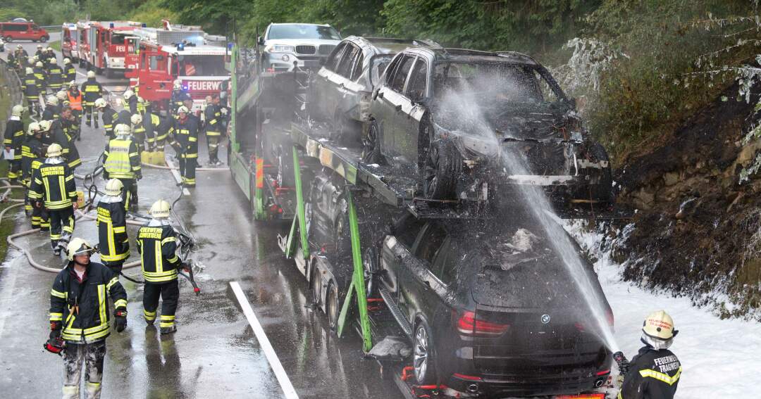 Titelbild: Über 200.000 Euro Schaden bei Brand von Pkw-Transporter