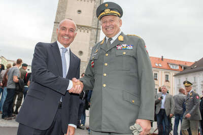 Verteidigungsminister Klug bei Ausmusterung in Enns 20140711-2031-2.jpg