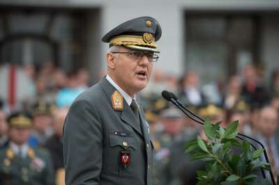 Verteidigungsminister Klug bei Ausmusterung in Enns 20140711-2040.jpg