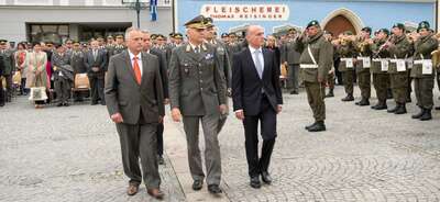 Verteidigungsminister Klug bei Ausmusterung in Enns 20140711-2049-2.jpg