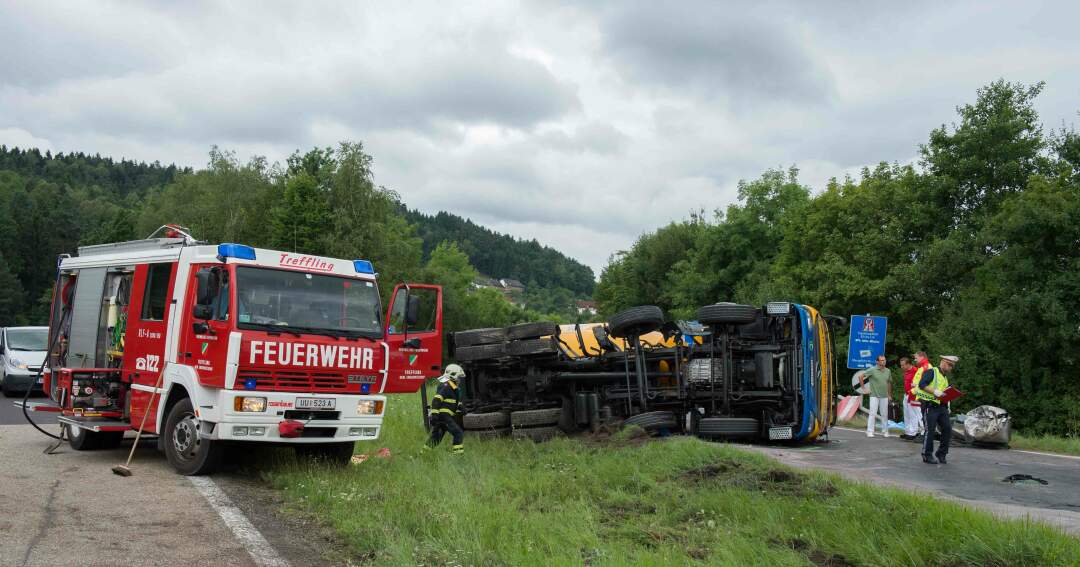 Titelbild: Tödlicher Unfall mit zwei Lkw bei A7-Abfahrt in Gallneukirchen