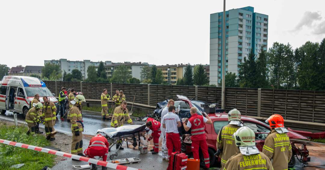 Titelbild: Schwerer Verkehrsunfall auf der B1 bei Ebelsberg