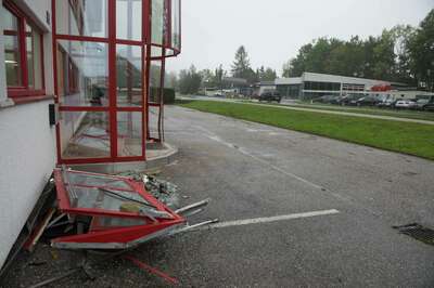 Pkw schleuderte gegen Glasvorbau – Lenker eingeklemmt 20141001-8467.jpg