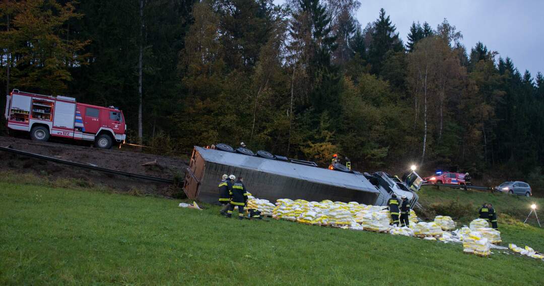 Titelbild: Lkw mit 23 Tonnen Streusalz stürzte über Böschung
