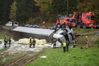 Lkw mit 23 Tonnen Streusalz stürzte über Böschung 20141017-5347.jpg