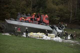 Lkw mit 23 Tonnen Streusalz stürzte über Böschung 20141017-5351.jpg