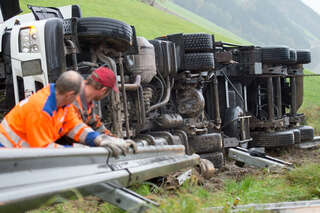 Lkw mit 23 Tonnen Streusalz stürzte über Böschung 20141017-5355.jpg