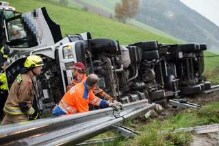 Lkw mit 23 Tonnen Streusalz stürzte über Böschung 20141017-5356.jpg