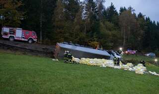 Lkw mit 23 Tonnen Streusalz stürzte über Böschung 20141017-9763.jpg