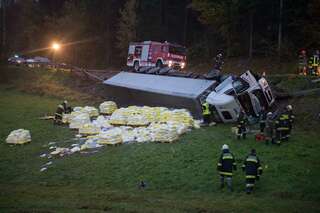 Lkw mit 23 Tonnen Streusalz stürzte über Böschung 20141017-9768.jpg