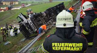Lkw mit 23 Tonnen Streusalz stürzte über Böschung 20141017-9779.jpg
