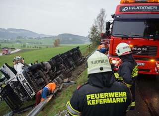 Lkw mit 23 Tonnen Streusalz stürzte über Böschung 20141017-9781.jpg