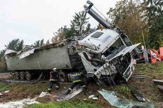 Lkw mit 23 Tonnen Streusalz stürzte über Böschung 20141017-9783.jpg