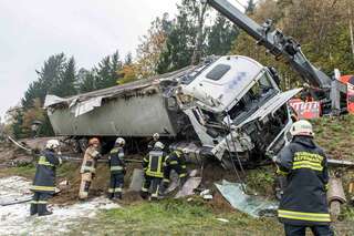 Lkw mit 23 Tonnen Streusalz stürzte über Böschung 20141017-9789.jpg