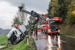 Lkw mit 23 Tonnen Streusalz stürzte über Böschung 20141017-9790.jpg