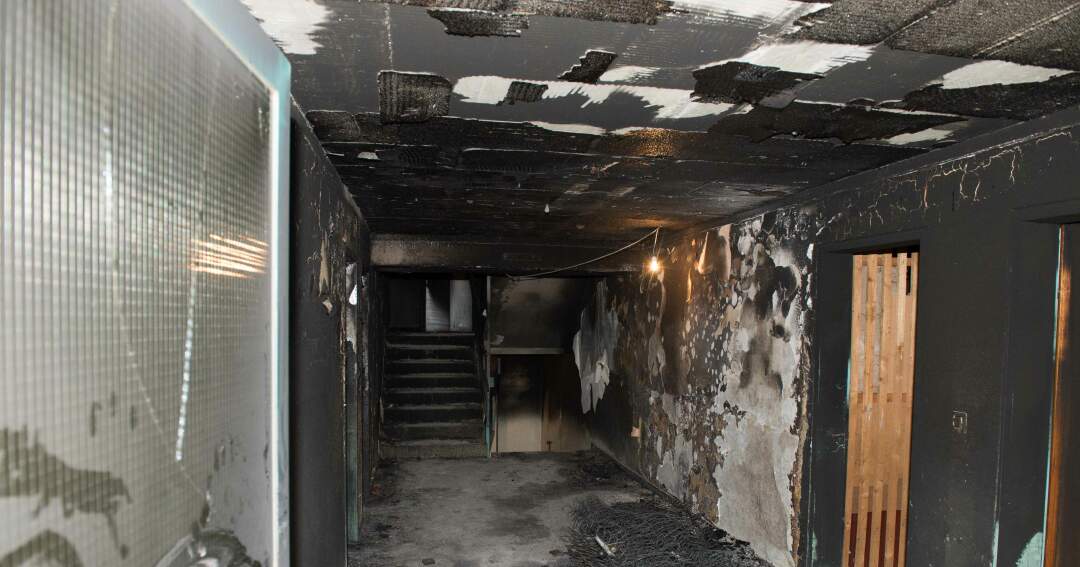 Titelbild: Mehrere Personen bei Brand in einem Mehrparteienhaus verletzt