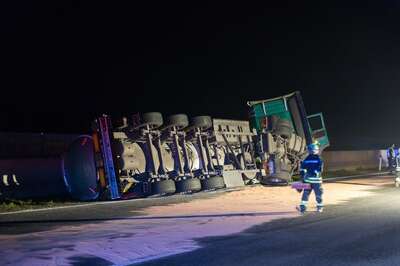Totalsperre der Westautobahn nach Tanklastwagenunfall 20141031-0429.jpg