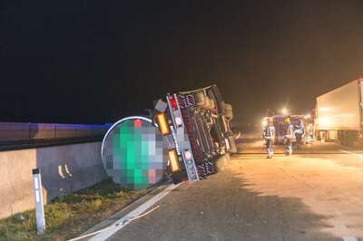 Totalsperre der Westautobahn nach Tanklastwagenunfall 20141031-0430.jpg