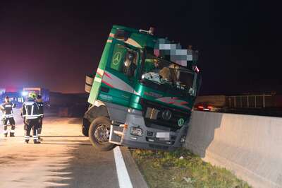 Totalsperre der Westautobahn nach Tanklastwagenunfall 20141031-0431.jpg