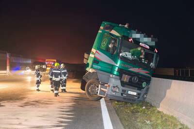 Totalsperre der Westautobahn nach Tanklastwagenunfall 20141031-0433.jpg