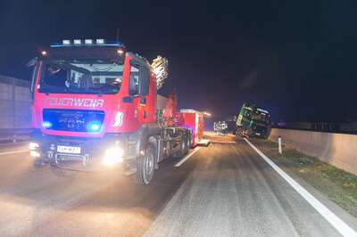 Totalsperre der Westautobahn nach Tanklastwagenunfall 20141031-0434.jpg
