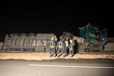 Totalsperre der Westautobahn nach Tanklastwagenunfall 20141031-0436.jpg