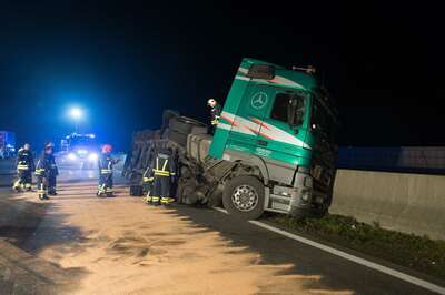 Totalsperre der Westautobahn nach Tanklastwagenunfall 20141101-0439.jpg