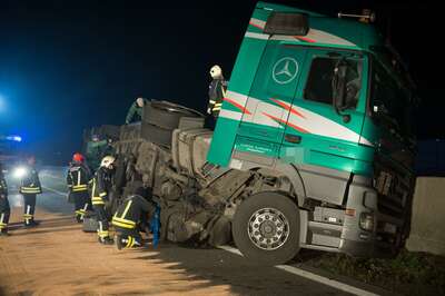 Totalsperre der Westautobahn nach Tanklastwagenunfall 20141101-0440.jpg