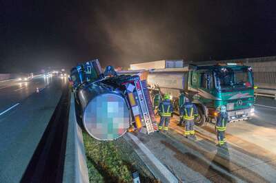 Totalsperre der Westautobahn nach Tanklastwagenunfall 20141101-0448.jpg